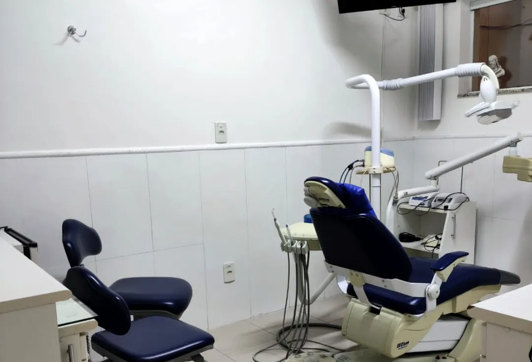 Segundo consultório com cadeira azul