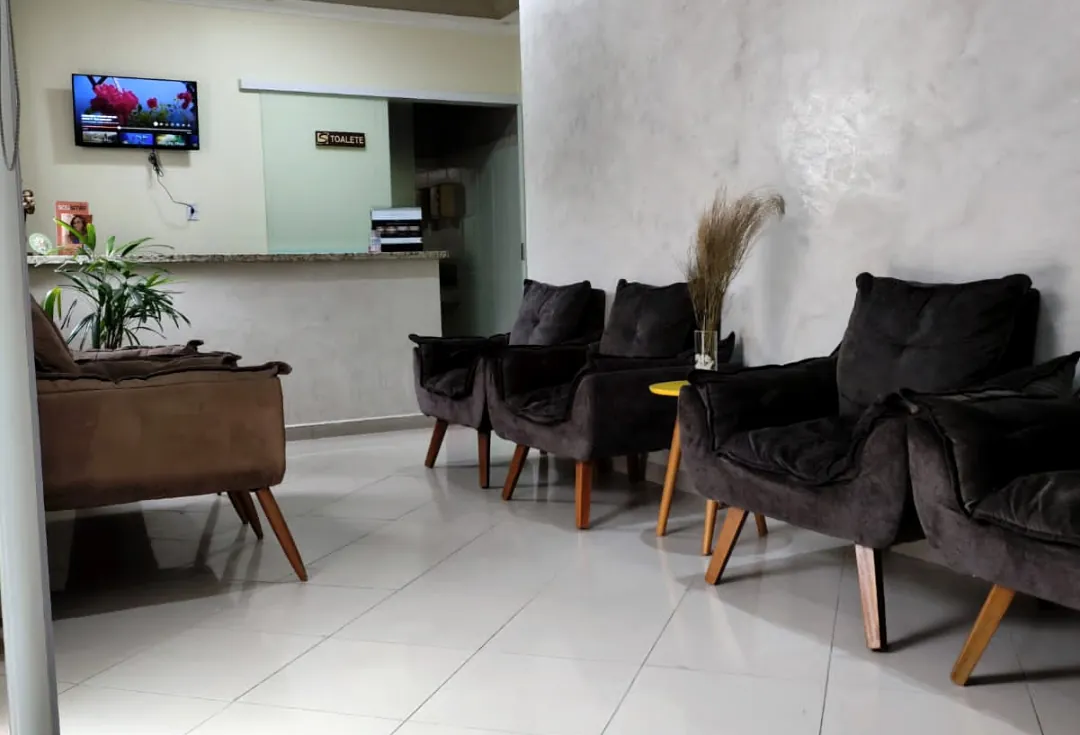 Recepção da clínica com poltronas e balcão